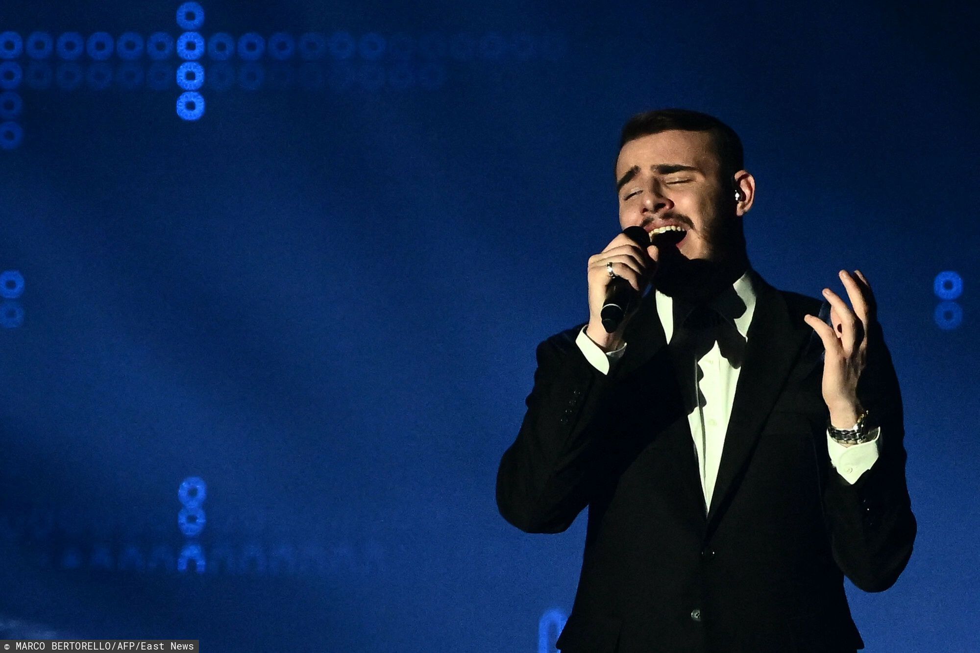 TemporarySinger Ochman performs on behalf of Poland during the second semifinal of the Eurovision Song contest 2022 on May 12, 2022 at the Pala Alpitour venue in Turin. (Photo by Marco BERTORELLO / AFP)MARCO BERTORELLO