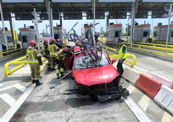 Wypadek na autostradzie A4. Samochód nie zmieścił się w bramki na byłym punkcie poboru opłat