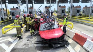 Wypadek na autostradzie A4. Samochód nie zmieścił się w bramki na byłym punkcie poboru opłat