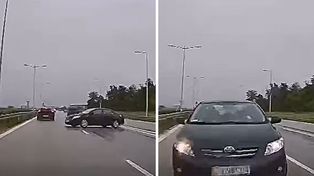 Toyota wpadła w poślizg na A4. Nagranie pokazuje czołowe zderzenie