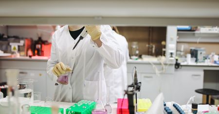 Koronawirus. Wielka Brytania zapewniła dostęp do 90 milionów dawek szczepionki na COVID-19