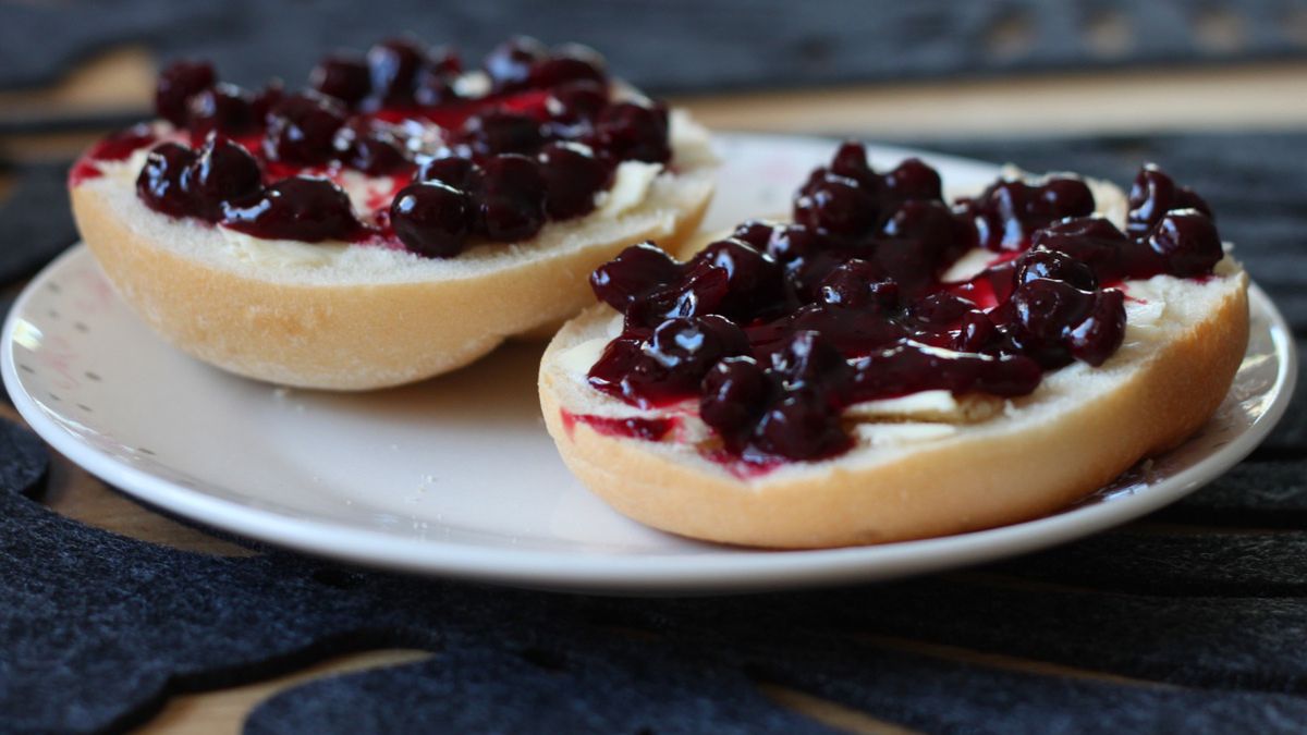 Bułka pszenna z dżemem