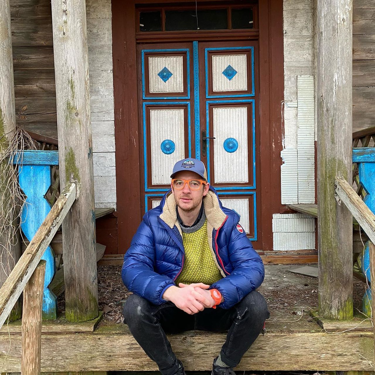 Tadeusz Muller przed swoim domem na Podlasiu