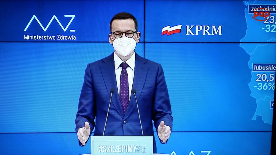 Warszawa, 28.04.2021. Koronawirus w Polsce. Premier Mateusz Morawiecki podczas konferencji prasowej w KPRM w Warszawie, transmitowanej przez serwis pap.pl, 28 bm. Spotkanie dotyczyło luzowania obostrzeń w związku z pandemią koronawirusa. Premier zapowiedział m.in. otwarcie galerii handlowych, budowalnych, meblowych od 4 maja. (kf) PAP/Rafał Guz