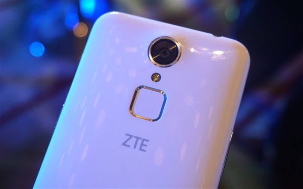 ZTE Blade A1 to jeden z najtańszych smartfonów z czytnikiem linii pailarnych 5