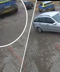 Samochód stoczył się na radiowóz. Zdarzenie zarejestrował monitoring
