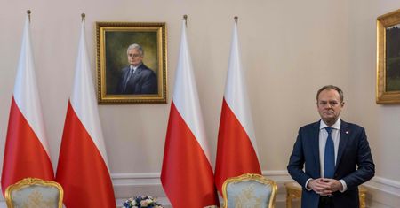Tusk musiał czekać na Dudę. Stał w sali kilka minut
