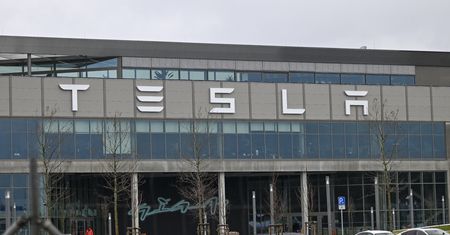 Musk boi się aktywistów. Zamknie fabrykę przed planowanym protestem