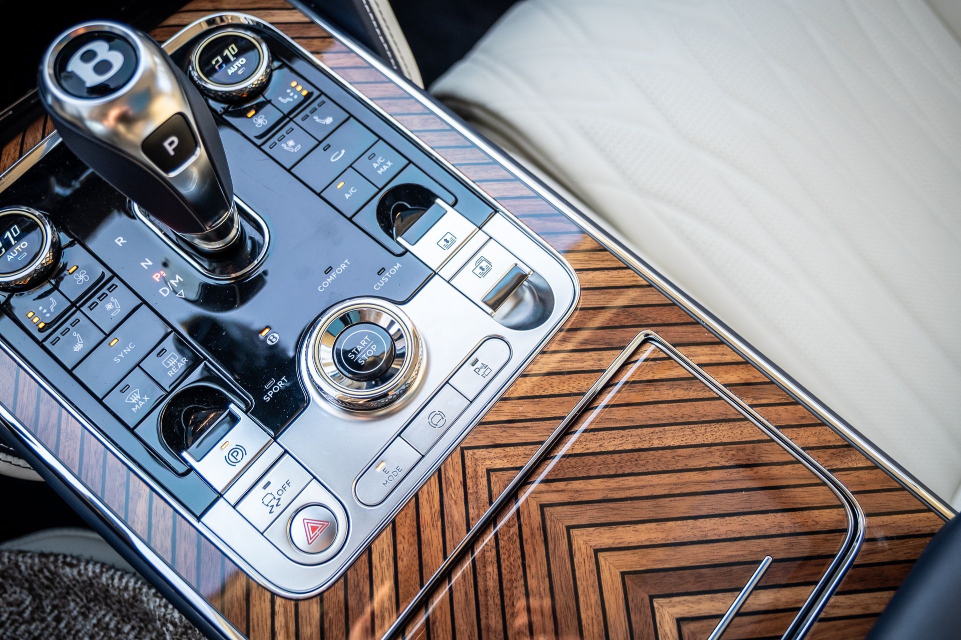 Bentley Flying Spur Azure (2026)