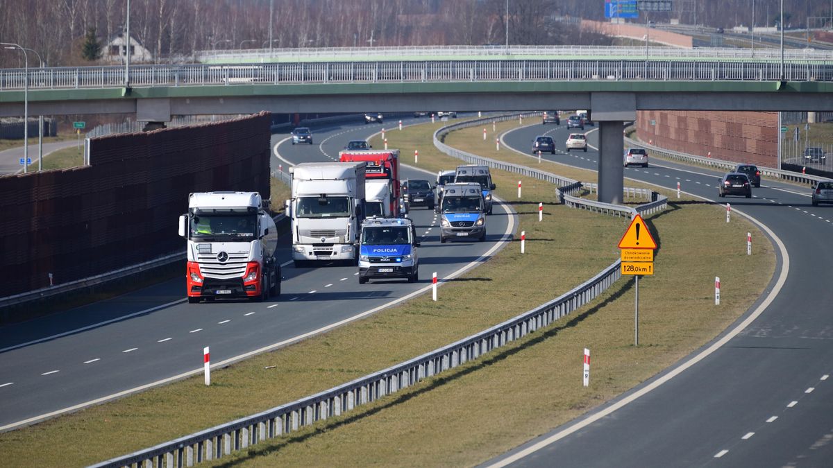 Autostrada A2 w pobli�u Mi�ska Mazowieckiego
Olesin, 22.03.2023. Widok z wiaduktu na autostrad� A2. (pp/awol) PAP/Przemys�aw Pi�tkowski
Przemys�aw Pi�tkowski
a2, autostrada, droga, Mazowsze, ruch, samochodowy, samochody, woj. mazowieckie
