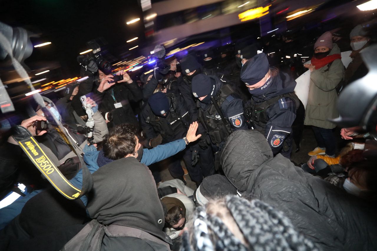 Dzień Kobiet. Strajk Kobiet organizuje protest. "To nie jest dzień goździków i rajstop" [Relacja na żywo]