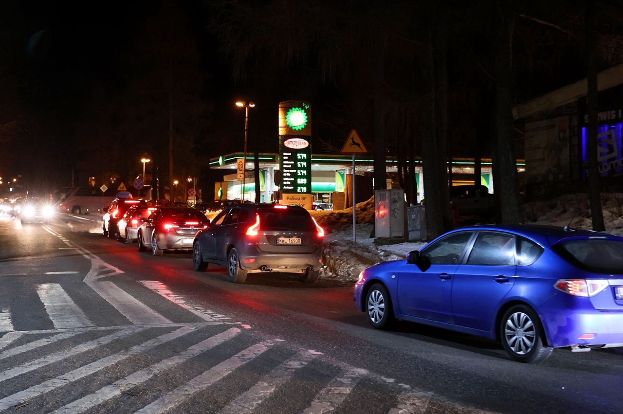 Kolejki na stacjach paliw. Rzeczniczka PKN Orlen wskazuje winnego 