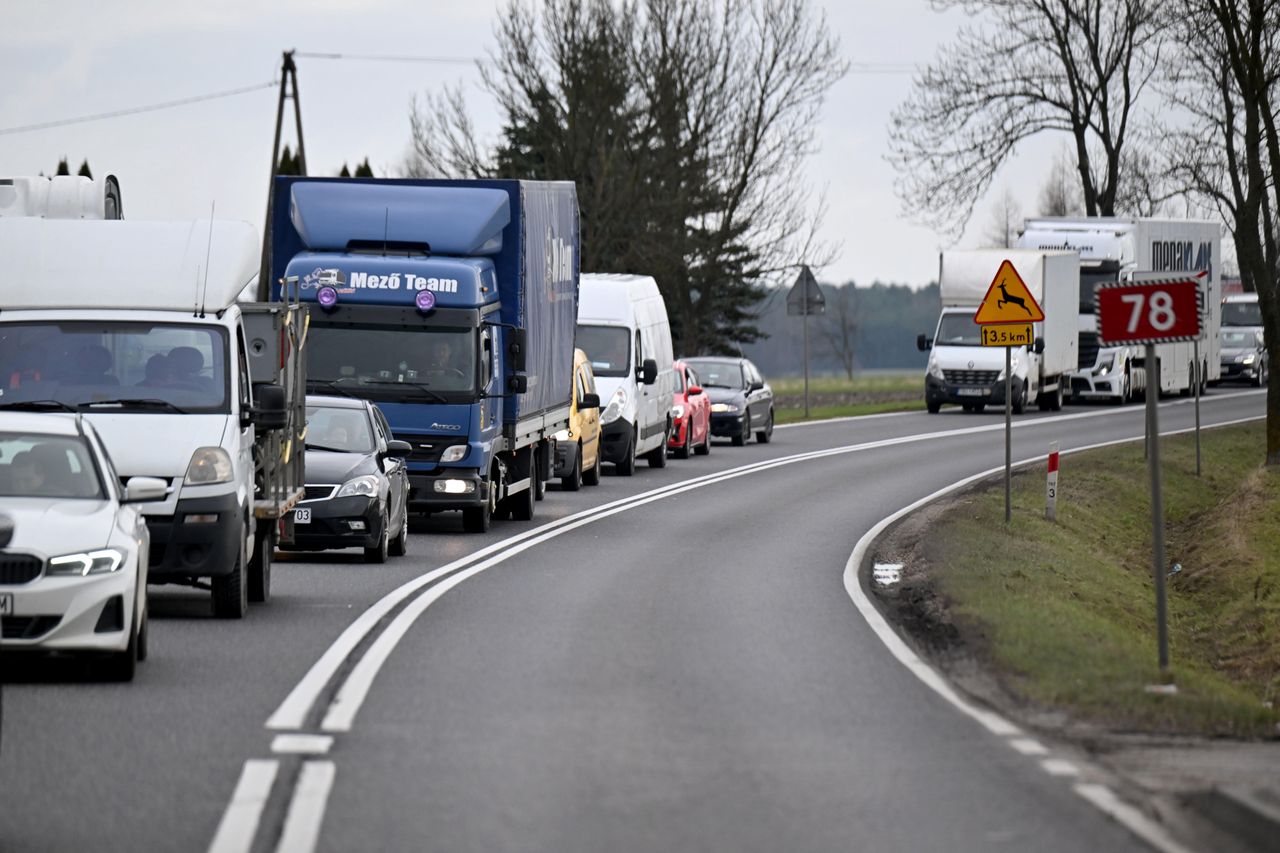 Kłótnia na drodze. Kierowcy chwycili za szpadel i wiatrówkę