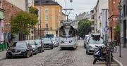 Mieszkańcy reagują zdziwieniem, ale to nie żart, tramwaje zaczęły regularnie jeździć po wąskich ulicach Kazimierza