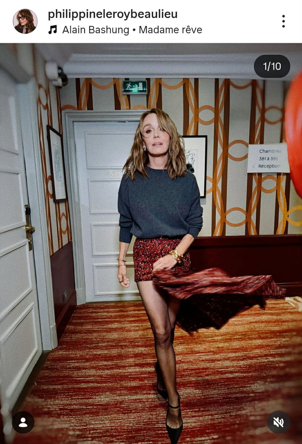 Philippine Leroy-Beaulieu w klasycznym szarym swetrze 