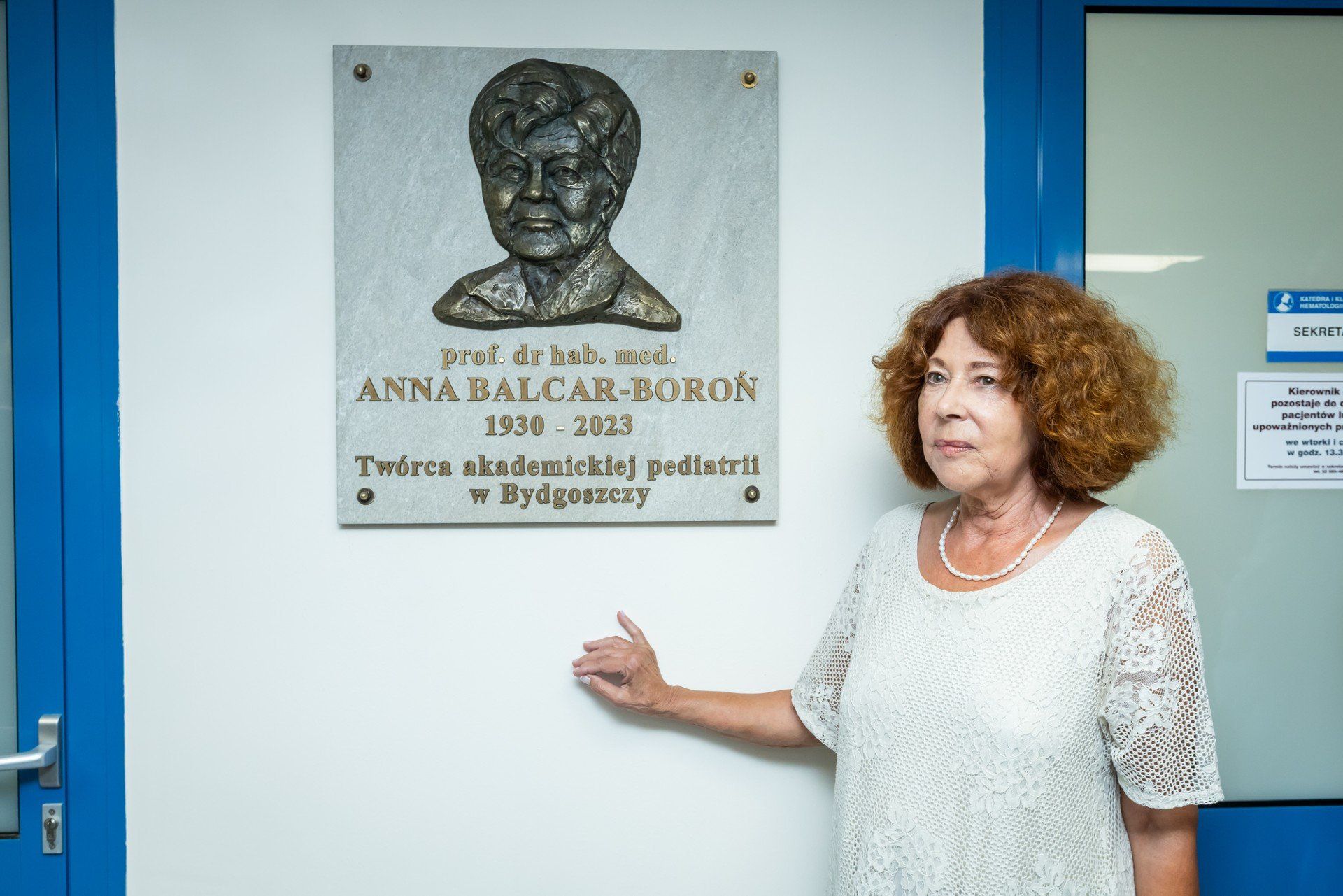 Tablica upamiętniająca prof. Annę Balcar-Boroń zawisła przy wejściu do sekretariatu Kliniki Pediatrii, Hematologii i Onkologii Szpitala Uniwersyteckiego nr 1 im. Jurasza. Docelowo po wybudowaniu i otwarciu Centrum Leczenia Dzieci zostanie ona tam przeniesiona w nowe godne miejsce.