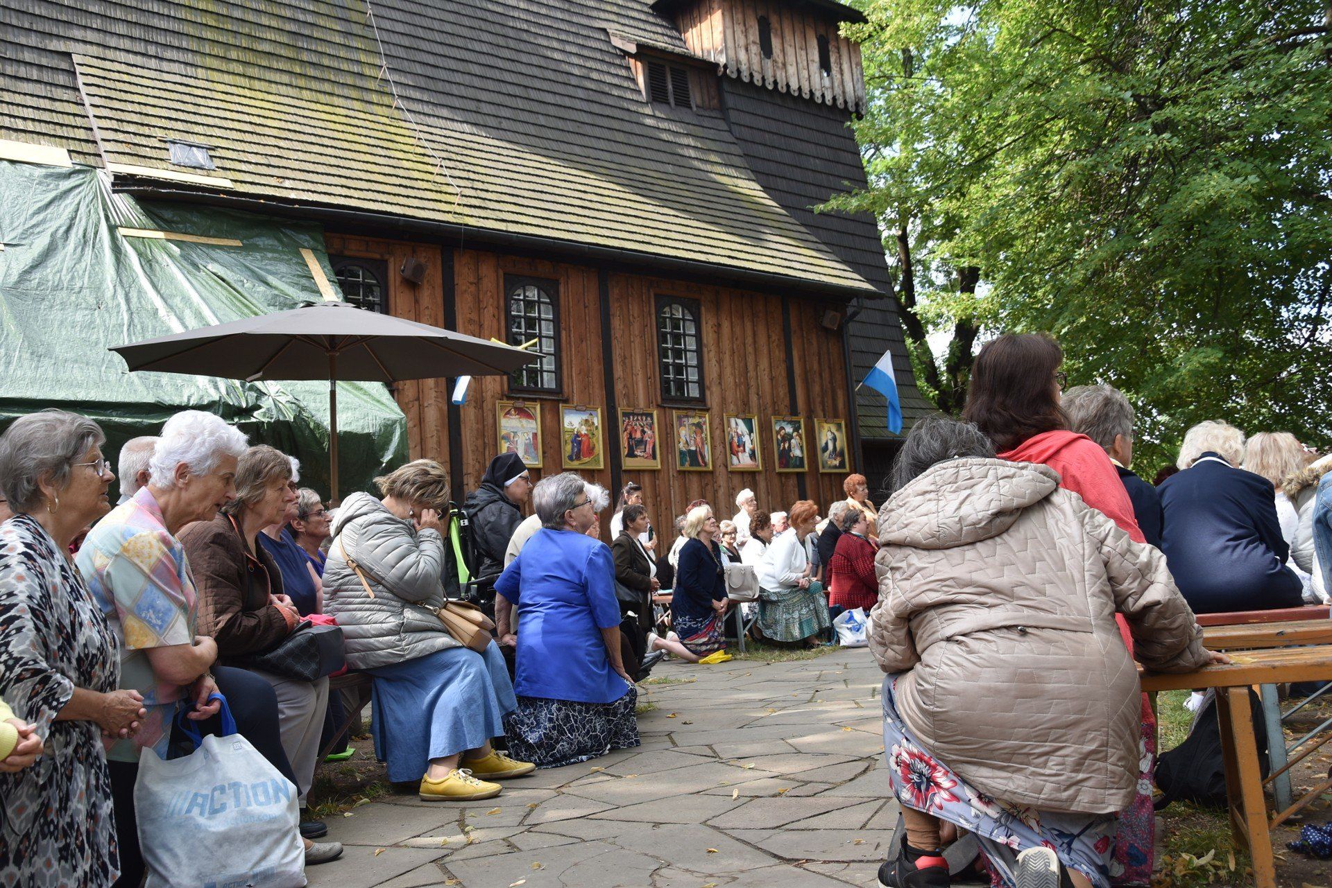Odpust w sanktuarium Matki Bożej Szkaplerznej na Burku w Tarnowie. Codziennie na msze św. odpustowe do drewnianego kościółka nad Wątokiem licznie przybywają wierni, także w zorganizowanych pielgrzymkach
