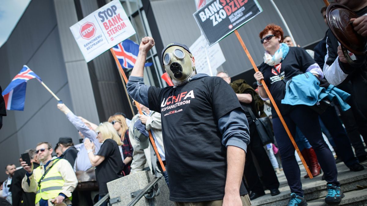 Manifestacj� Os�b Poszkodowanych Przez Banki
Warszawa, 16.04.2016. Og�lnopolska Manifestacj� Os�b Poszkodowanych Przez Banki odby�a si� w Warszawie, 16 bm. Frankowicze zebrali si� przed siedzib� Narodowego Banku Polskiego, a nast�pnie przeszli, mijaj�c po drodze Ministerstwo Finans�w, pod Pa�ac Prezydencki. Tam domagali si� od prezydenta Andrzeja Dudy przekazania do Sejmu ustawy likwiduj�cej bezprawie bank�w w zakresie kredyt�w pseudowalutowych. W trakcie protestu dosz�o do przepychanek  z policj�. (cat)
PAP/Jacek Turczyk
Jacek Turczyk
banki, demonstracja, franki, frankowicze, kredyty, Og�lnopolska Manifestacj� Os�b Poszkodowanych Przez Banki, policja, protest, przepychanki, waluta, walutowe