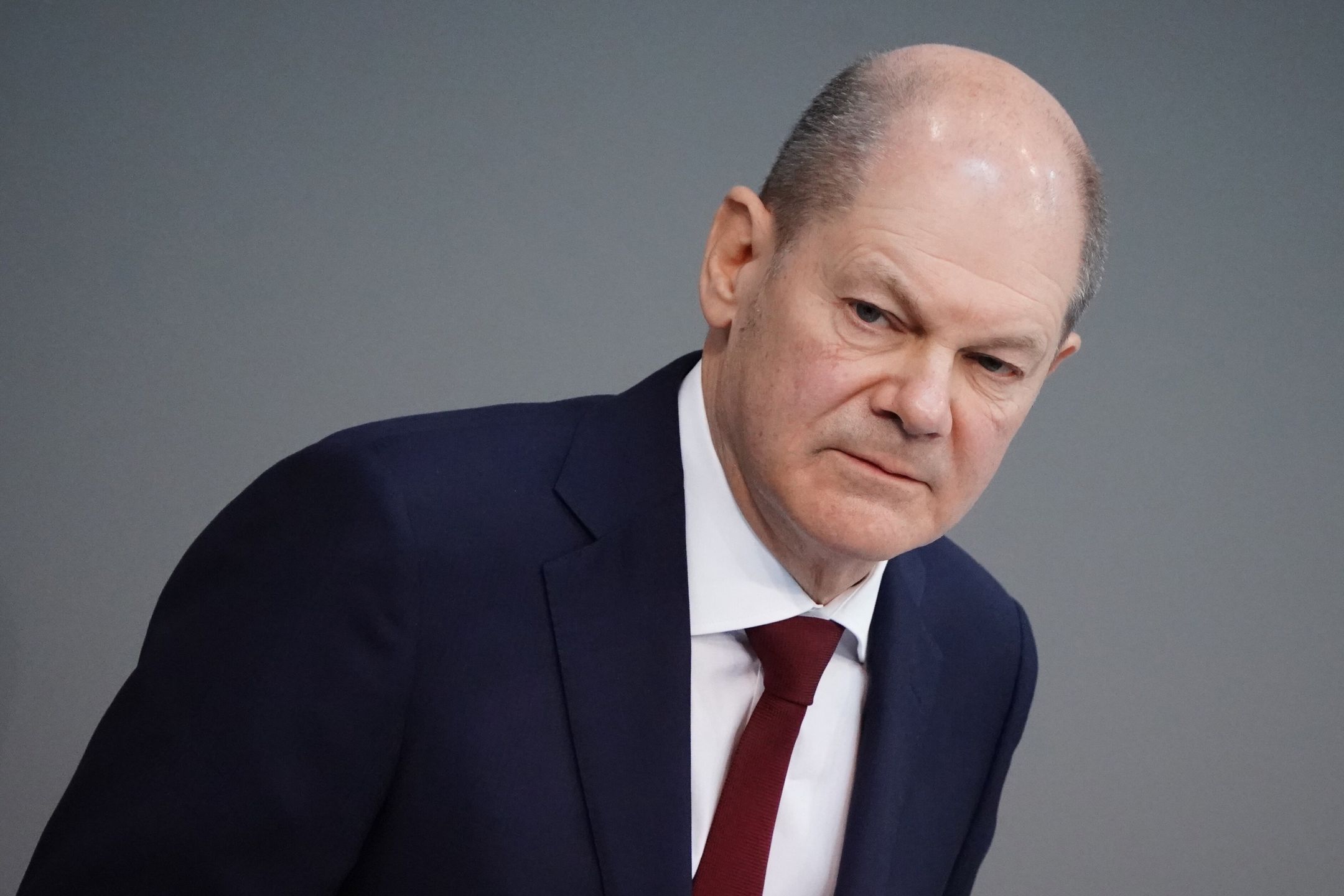 epa09788526 German Chancellor Olaf Scholz delivers a government declaration at the German parliament 'Bundestag' in Berlin, Germany, 27 February 2022. German Chancellor Olaf Scholz is expected to explain himself after a change of course in the Ukraine crisis. The German government on 26 February 2022 decided to deliver anti-tank weapons, Stinger anti-aircraft defense systems and howitzers.  EPA/CLEMENS BILAN Dostawca: PAP/EPA.