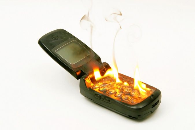 Zdjęcie płonącego telefonu pochodzi z serwisu shutterstock.com