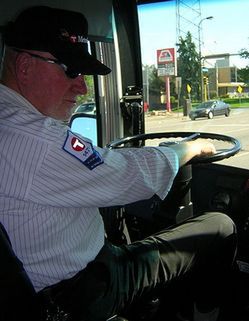 Kierowca autobusu zwolniony za używanie komórki podczas jazdy