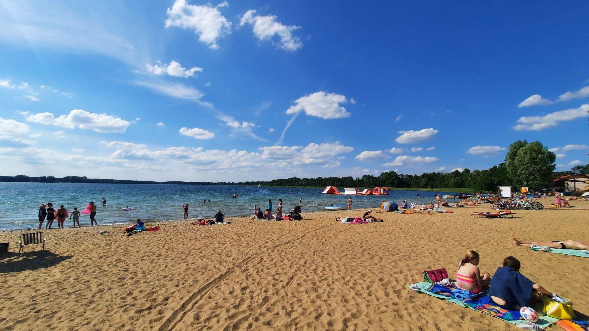 Eksperci wskazali najlepsze kąpieliska nad polskim morzem, jeziorami i zalewami na lato 2025. Sprawdź, które miejsca na prawdziwe plażowe raje.