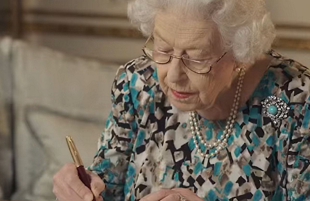 Królowa Elżbieta II nie chce przejść na emeryturę, nie myśli o oddaniu władzy w ręce syna lub wnuka. Ale ma coraz większe problemy ze zdrowiem