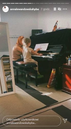 Klara Lewandowska przy pianinie (Anna Lewandowska/Instagram)