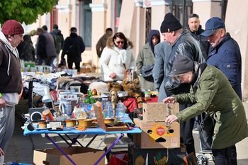 Lublin: Kwietniowa Giełda Staroci. Tłumy miłośników retro perełek na Placu Zamkowym. Zobaczcie zdjęcia