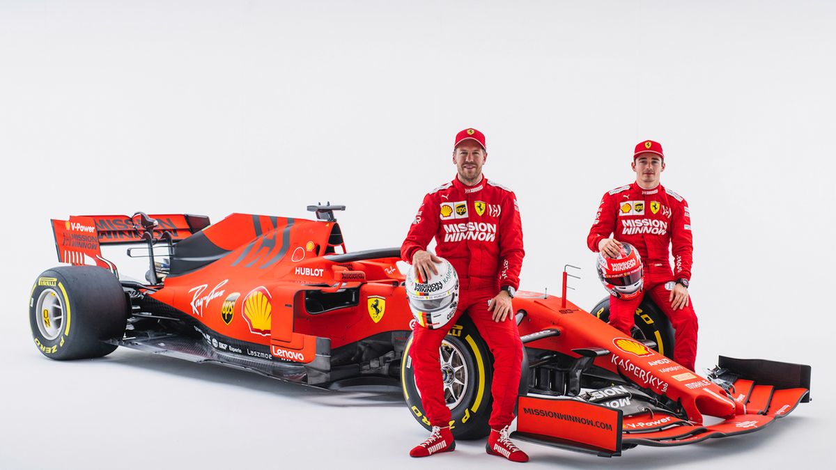 Zdjęcie okładkowe artykułu: Materiały prasowe / Ferrari / Na zdjęciu: ekipa Ferrari na sezon 2019 i model SF90