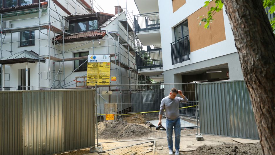 Rafa� Guz
balkon, blok, budynek, inwestycja, konferencja, konferencja prasowa, mieszkalny, Mokot�w, Nowe Po�udnie 2, patodeweloperka, polityk, polityka, stegny, ciasna zabudowa, nowy, 11-pi�trowy, firma Napollo, architektura, budowa, mieszkalnictwo, mieszkania, patobudowa