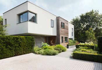 Sprzedaż gruntu w rodzinie czy darowizna? Sprawdź, co się bardziej opłaca