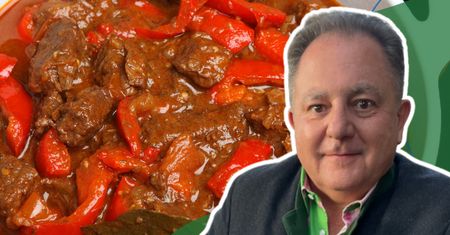 Robert Makłowicz wytyka częsty błąd. Nie zagęszczaj gulaszu mąką, jest lepszy sposób.