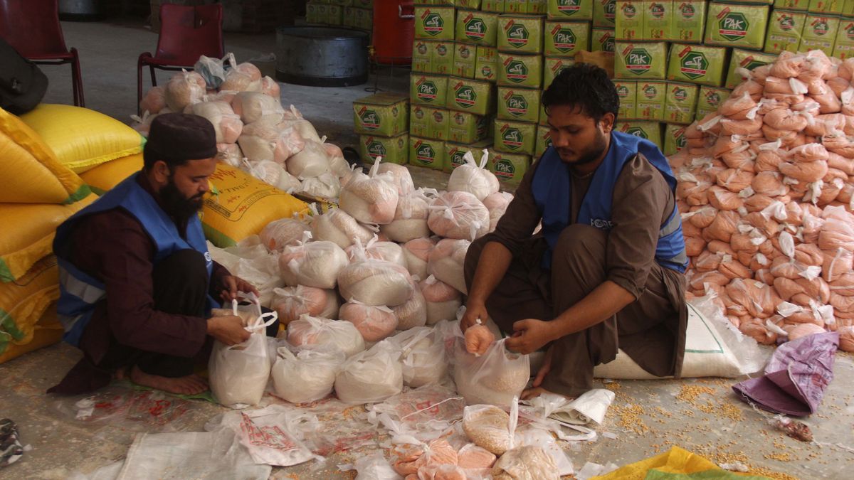 Volunteers of the Faizan global relief foundation, Dawat-E-Islami, sort relief goods and food items to be sent to flood victims, in Hyderabad, Sindh province, Pakistan, 18 September 2022. According to disaster management authorities around 160 bridges and 5,000 km (3,200 miles) of roads have been destroyed or damaged, 3.5 million acres of crops affected and about 800,000 livestock lost. Flash floods triggered by heavy monsoon rains have killed over 1200 people across Pakistan since mid-June 2022. More than 33 million people have been affected by floods, the country's climate change minister Sherry Rehman said. EPA/NADEEM KHAWAR Dostawca: PAP/EPA.