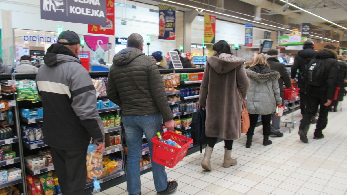 Stock Marek Bazak
Fot. Zofia i Marek Bazak/East News,
07.02.2023. Warszawa N/z zakupy w hipermarkecie Carrefour - kolejka do kasy
ZOFIA BAZAK