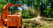 Horror podczas przycinania drzew. Mężczyzna wpadł do rozdrabniarki