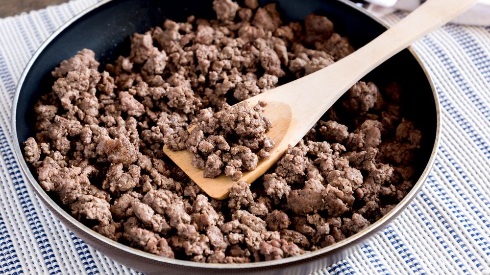 Mięso mielone z emu opiekane na patelni