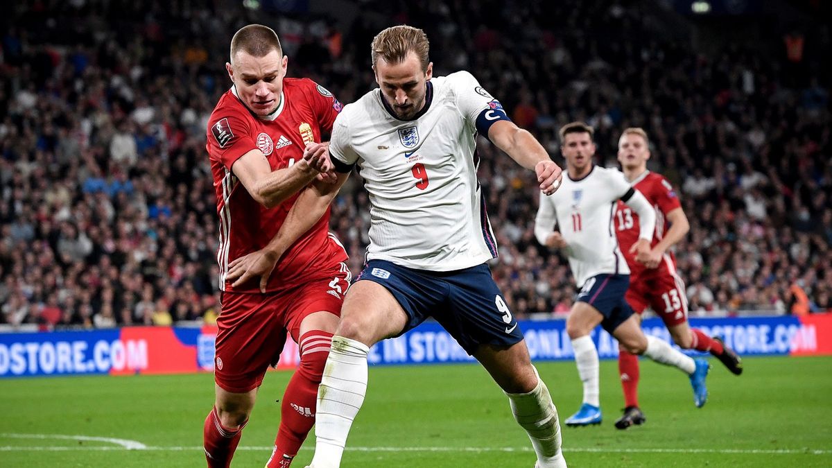 PAP/EPA / FACUNDO ARRIZABALAGA / Na zdjęciu: Harry Kane i Attila Szalai
