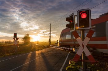 Gronówko: Wypadek auta osobowego z pociągiem. Jedna osoba nie żyje