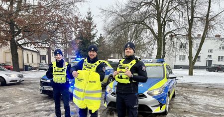 Chodzież: Policjanci rozdawali kamizelki odblaskowe