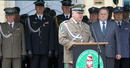 Tajemnica odwołania komendanta. Naruszył układ polityków?