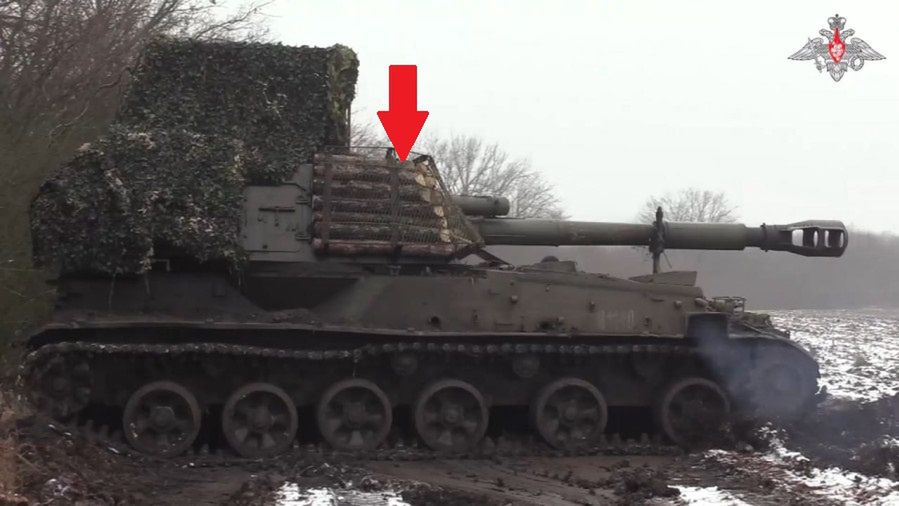Rosyjska armatohaubica 2S3 Akacja z drewnianym pancerzem.