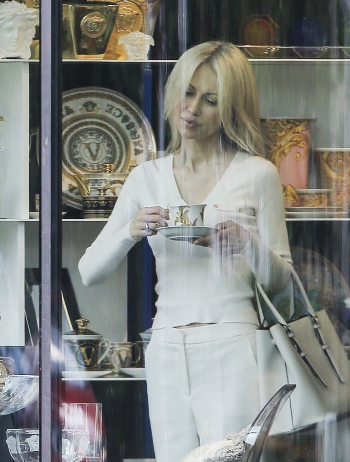 Magdalena Ogórek w sklepie z luksusową porcelaną