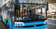 Niebieski autobus na ulicach Warszawy. Mieszkańcy zastanawiają się, co to za pojazd