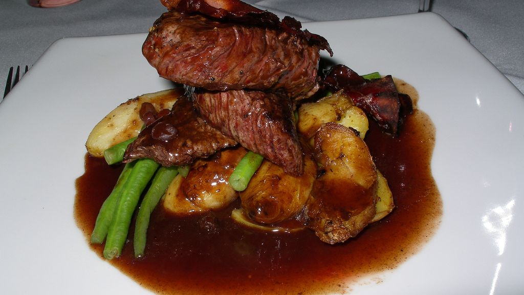 Opiekany stek z emu (mięso ze skrzydła)