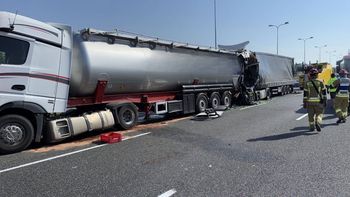 Cztery ciężarówki w karambolu na A4! Autostrada zablokowana, jedna osoba nie żyje