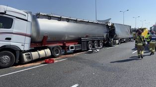 Cztery ciężarówki w karambolu na A4! Autostrada zablokowana, jedna osoba nie żyje