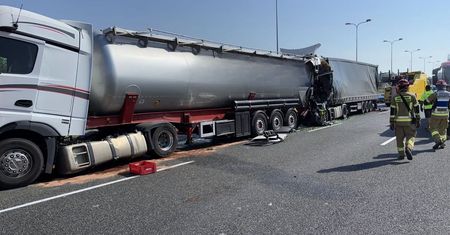 Cztery ciężarówki w karambolu na A4! Autostrada zablokowana, jedna osoba nie żyje