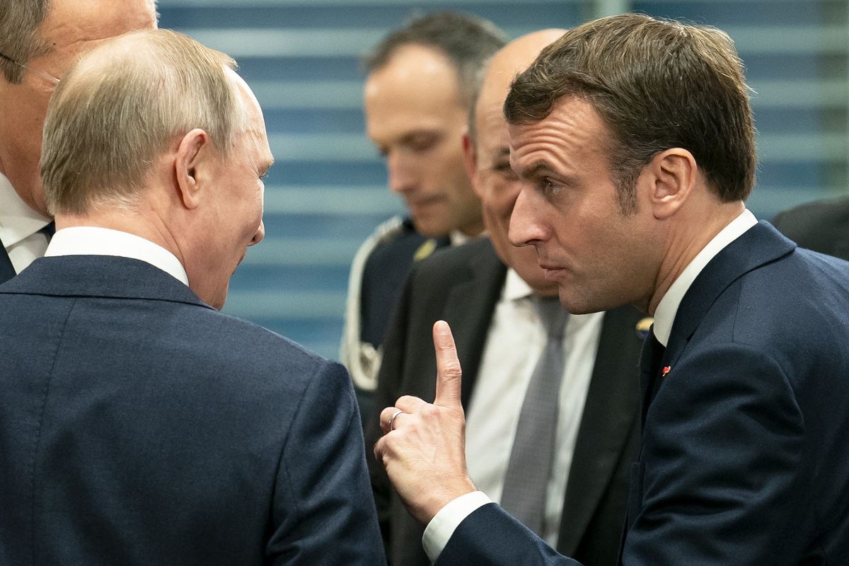 Emmanuel Macron  (z prawej) i Władimir Putin na archiwalnym zdjęciu