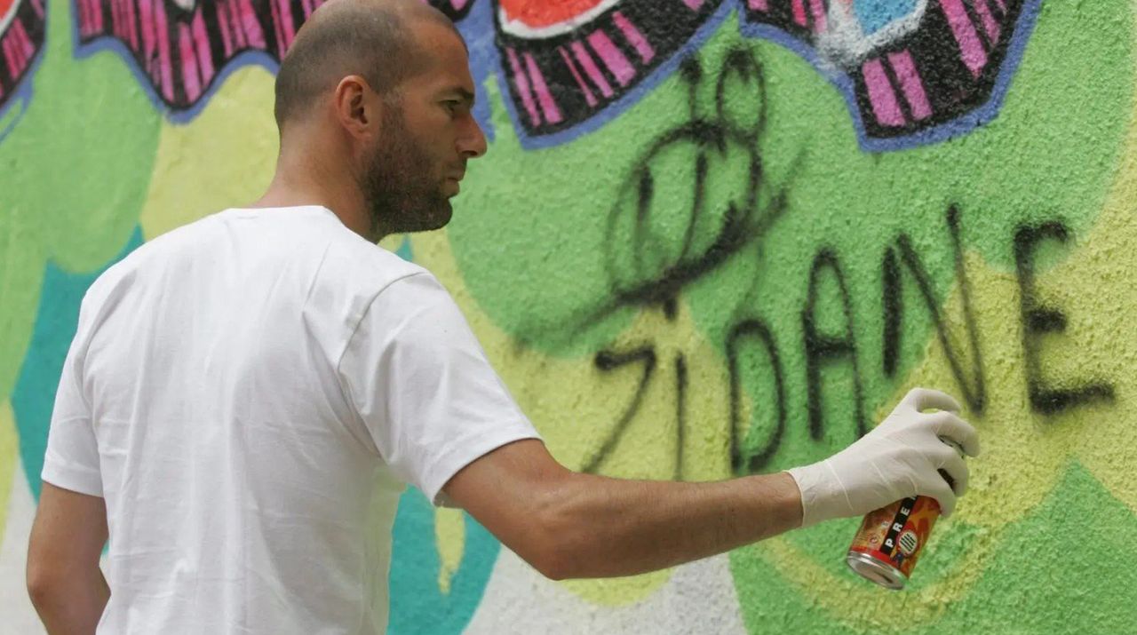 Zinedine Zidane zostawił autograf na Pradze Północ. Po 17 latach podpis może zniknąć